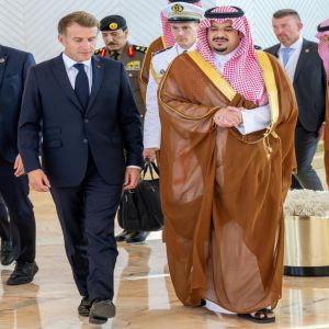 الرئيس الفرنسي يصل إلى الرياض وفي مقدمة مستقبليه نائب أمير المنطقة