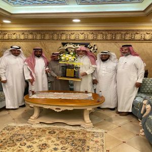 د. عصام الثقفي يحتفي ويكرم رئيس جمعية إهداء لخدمة ضيوف الرحمن عادل حافظ