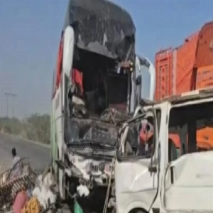 وفاة 12 شخصاً إثر اصطدام حافلة ركاب بسيارة جنوب غربي باكستان