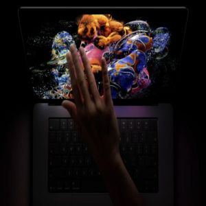 آبل تطلق أول MacBook Pro بشاشة OLED تعمل باللمس