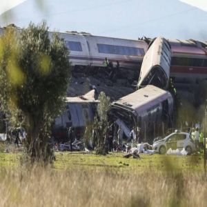 إسبانيا تعلن الحداد 3 أيام إثر مقتل 68 شخصاً في تصادم قطارين