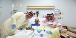 المالكي و العرفج يقدمان هدايا لأطفال مصابي السرطان