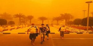 العاصفة مظلمة تضرب الإمارات وتعيق الطيران