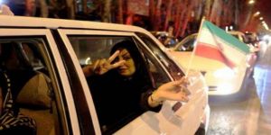 الإيرانيون يحتفلون في شوارع طهران برفع العقوبات