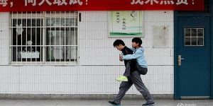 طالب صيني يحمل صديقه المعاق 3 سنوات إلى المدرسة