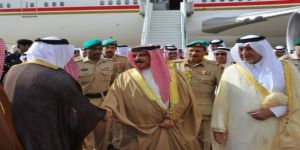 ملك البحرين يتفقد قوات بلاده المشاركة ضمن قوات  إعادة_الأمل