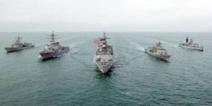 البحرية الأمريكية تتوقف عن مرافقة السفن عبر مضيق هرمز
