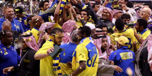 النصر يتسلم كأس الدوري على طريقة (سوبرمان)