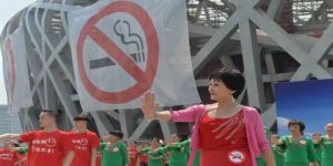 الصينيون يحتفلون بدخول قرار فرض حظر التدخين حيز التنفيذ