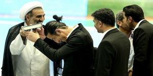 إيران.. أول قائد مسيحي لمنتخب كرة القدم يقبل المصحف