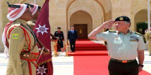 بالصور: الملك عبدالله الثاني يقيم حفل استقبال مهيب بعد مراسم تسليم الراية الهاشمية للقوات المسلحة الأردنية